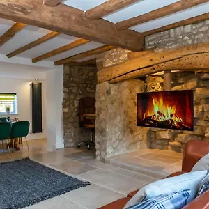 Gloucester-modernised 4 Bedroom Cottage-sleeps 8-free Parking-fast Wi-fi , Gloucester United Kingdom